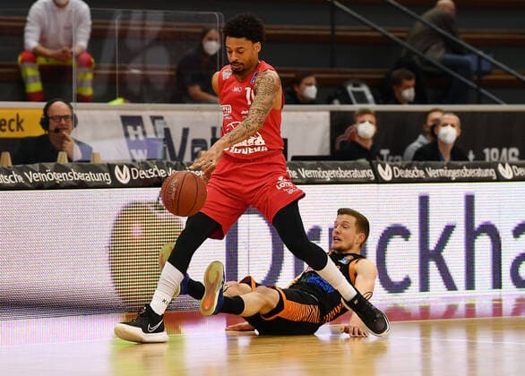 02.05.2021, xjhx, Basketball BBL Bundesliga, Giessen 46ers - SC Rasta Vechta emspor, v.l. Diante Mautice Garrett (Giessen 46ers), Jannes Hundt (Rasta Vechta) Giessen