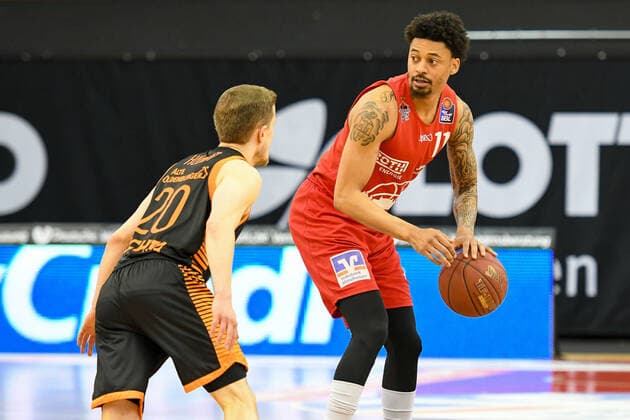 Jannes Hundt, Diante Garrett 32. Spieltag, Basketball Bundesliga, Basketball Saison 2020 2021, Deutschland, easyCredit BBL, Germany, Giessen 46ers, giessen rot, Herren, Jobstairs GIESSEN 46ers - Rasta Vechta, Männer, Vechta in schwarz