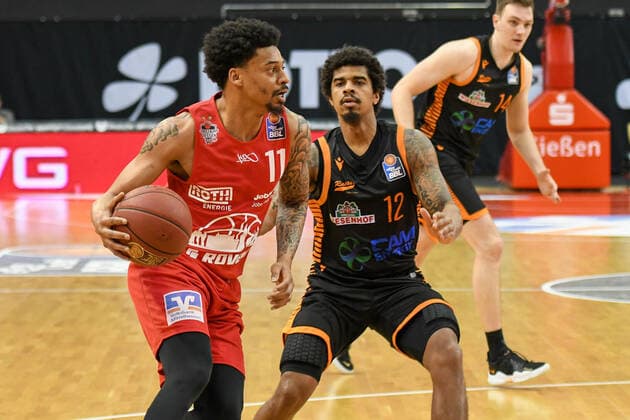 Diante Garrett, Edgar Sosa 32. Spieltag, Basketball Bundesliga, Basketball Saison 2020 2021, Deutschland, easyCredit BBL, Germany, Giessen 46ers, giessen rot, Herren, Jobstairs GIESSEN 46ers - Rasta Vechta, Männer, Vechta in schwarz