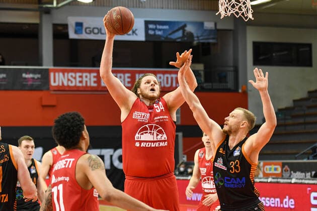 John Bryant, Robin Christen 32. Spieltag, Basketball Bundesliga, Basketball Saison 2020 2021, Deutschland, easyCredit BBL, Germany, Giessen 46ers, giessen rot, Herren, Jobstairs GIESSEN 46ers - Rasta Vechta, Männer, Vechta in schwarz
