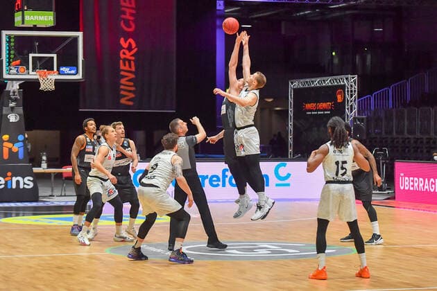 Chemnitz, Deutschland 02. Mai 2021: BBL - 2020 2021 - Niners Chemnitz vs. Ratiopharm Ulm Anwurf v.li. Dylan Osetkowski (Ulm) und Jonas Richter (Chemnitz) Messe Chemnitz Sachsen Copyright: xFotostandx xDostmannx