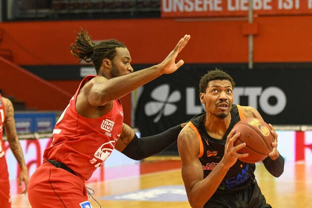 Chad Brown, Kennedy Sha Markus 32. Spieltag, Basketball Bundesliga, Basketball Saison 2020 2021, Deutschland, easyCredit BBL, Germany, Giessen 46ers, giessen rot, Herren, Jobstairs GIESSEN 46ers - Rasta Vechta, Männer, Vechta in schwarz
