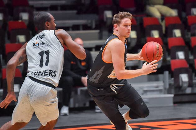 Chemnitz, Deutschland 02. Mai 2021: BBL - 2020 2021 - Niners Chemnitz vs. Ratiopharm Ulm v. li. im Zweikampf Isiaha Mike (Chemnitz) und Patrick Heckmann (Ulm) Messe Chemnitz Sachsen Copyright: xFotostandx xDostmannx
