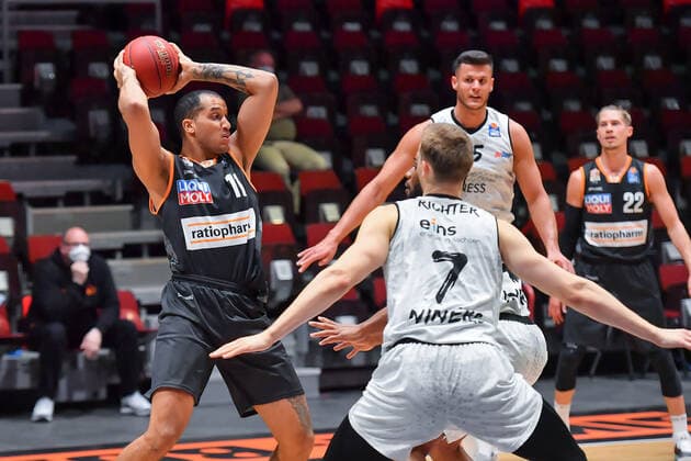 Chemnitz, Deutschland 02. Mai 2021: BBL - 2020 2021 - Niners Chemnitz vs. Ratiopharm Ulm v. li. im Zweikampf Isaiah Wilkins (Ulm), Filip Stanic (Chemnitz), Virgil Matthews (Chemnitz) und Jonas Richter (Chemnitz) Messe Chemnitz Sachsen Copyright: xFotostandx xDostmannx