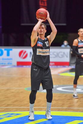 Chemnitz, Deutschland 02. Mai 2021: BBL - 2020 2021 - Niners Chemnitz vs. Ratiopharm Ulm Freiwurf von Andreas Obst (Ulm) Messe Chemnitz Sachsen Copyright: xFotostandx xDostmannx