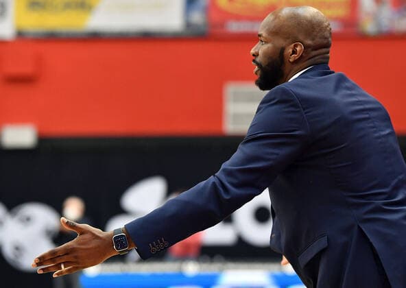 02.05.2021, xjhx, Basketball BBL Bundesliga, Giessen 46ers - SC Rasta Vechta emspor, v.l. Trainer Derrick Allen (Rasta Vechta) gibt Anweisungen, gestikuliert, mit den Armen gestikulieren gives instructions, gesticulate. Giessen