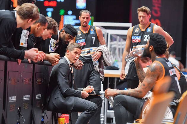 Chemnitz, Deutschland 02. Mai 2021: BBL - 2020 2021 - Niners Chemnitz vs. Ratiopharm Ulm Auszeit von Ratiopharm Ulm mit Jaka Lakovic (Ulm) Messe Chemnitz Sachsen Copyright: xFotostandx xDostmannx