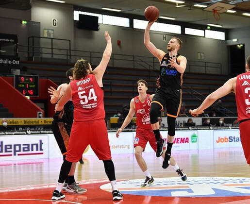 02.05.2021, xjhx, Basketball BBL Bundesliga, Giessen 46ers - SC Rasta Vechta emspor, v.l. John Bryant (Giessen 46ers), Robin Christen (Rasta Vechta) Giessen