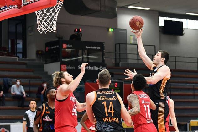 02.05.2021, xjhx, Basketball BBL Bundesliga, Giessen 46ers - SC Rasta Vechta emspor, v.l. John Bryant (Giessen 46ers), Philipp Herkenhoff (Rasta Vechta), Diante Mautice Garrett (Giessen 46ers), Will Vorhees (Rasta Vechta) Giessen