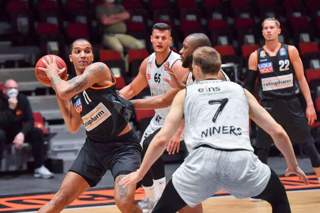 Chemnitz, Deutschland 02. Mai 2021: BBL - 2020 2021 - Niners Chemnitz vs. Ratiopharm Ulm v. li. im Zweikampf Isaiah Wilkins (Ulm), Filip Stanic (Chemnitz), Virgil Matthews (Chemnitz) und Jonas Richter (Chemnitz) Messe Chemnitz Sachsen Copyright: xFotostandx xDostmannx