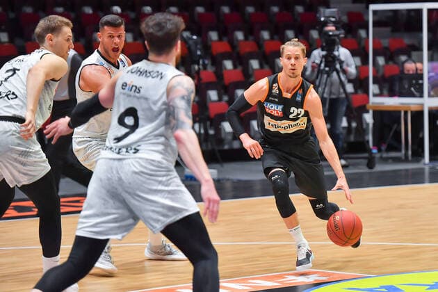 Chemnitz, Deutschland 02. Mai 2021: BBL - 2020 2021 - Niners Chemnitz vs. Ratiopharm Ulm v. li. im Zweikampf Jonas Richter (Chemnitz), Filip Stanic (Chemnitz), Dominique Johnson (Chemnitz) und Thomas Klepeisz (Ulm) Messe Chemnitz Sachsen Copyright: xFotostandx xDostmannx
