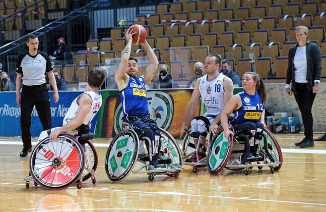 02.05.2021, xovx, Rollstuhlbasketball Champions Cup 2021, Finale, , RSB Thuringia Bulls - RSV Lahn-Dill v.l. Jens Albrecht (RSB Thuringia Bulls), Steve Serio (RSV Lahn-Dill), Andre Bienek (RSB Thuringia Bulls), Annabel Breuer (RSV Lahn-Dill) Wetzlar Rittal-Arena Hessen Deutschland (DE)