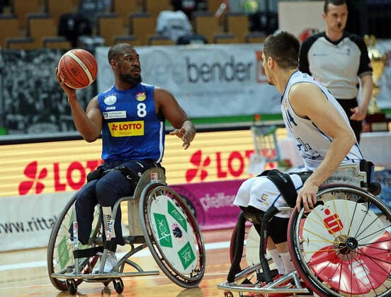 02.05.2021, xovx, Rollstuhlbasketball Champions Cup 2021, Finale, , RSB Thuringia Bulls - RSV Lahn-Dill v.l. Brian Bell (RSV Lahn-Dill), Aliaksandr Halouski (RSB Thuringia Bulls) Wetzlar Rittal-Arena Hessen Deutschland (DE)
