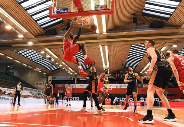 02.05.2021, xjhx, Basketball BBL Bundesliga, Giessen 46ers - SC Rasta Vechta emspor, v.l. Chad Brown (Giessen 46ers) beim dunk Giessen