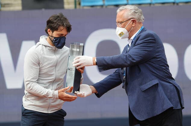 Sport Bilder des Tages Tennis BMW Open 2021 beim MTTC Iphitos in München Finale Innenminister Joachim Herrmann bei der Siegerehrung übergibt den Pokal an Nikoloz Basilashvili München Bayern Deutschland Anlage des MTTC Iphitos