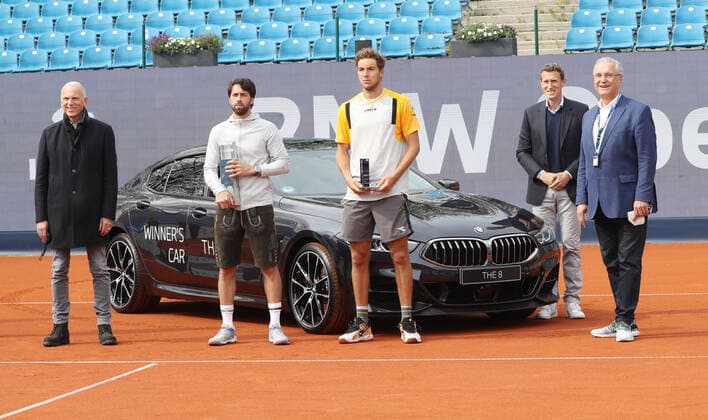 Tennis BMW Open 2021 beim MTTC Iphitos in München Finale Die beiden Finalisten Nikoloz Basilashvili, links BMW Vorstand Pieter Nota, rechts Patrick Kühnen und Innenminister Joachim Herrmann München Bayern Deutschland Anlage des MTTC Iphitos