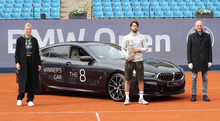 Tennis BMW Open 2021 beim MTTC Iphitos in München Finale Der Sieger Nikoloz Basilashvili mit Pokal, links Lena Gercke, rechts BMW Vorstand Pieter Nota München Bayern Deutschland Anlage des MTTC Iphitos