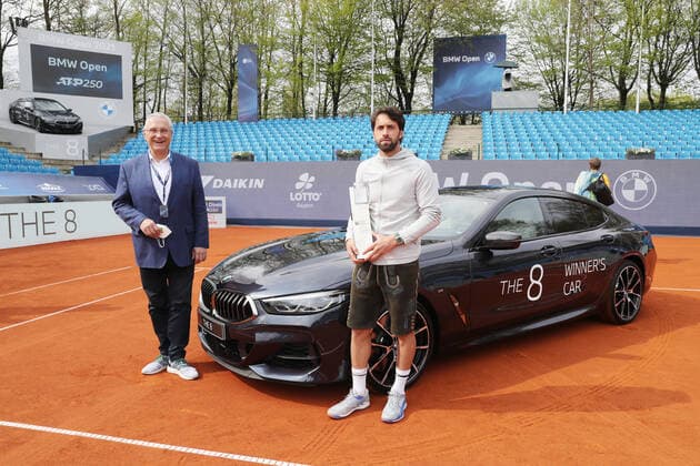 Tennis BMW Open 2021 beim MTTC Iphitos in München Finale Innenminister Joachim Herrmann und der Sieger der BMW Open Nikoloz Basilashvili mit Pokal und dem Siegerauto München Bayern Deutschland Anlage des MTTC Iphitos