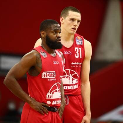 Jonathan Stark (Giessen, links) und Scottie James Jr. (Giessen) schauen nachdenklich Jobstairs Giessen 46ers vs Rasta Vechta, Basketball, Bundesliga, 02.05.2021 Jobstairs Giessen 46ers vs Rasta Vechta, Basketball, Bundesliga, 02.05.2021 Giessen Copyright: xEibner-Pressefotox EP_RWS