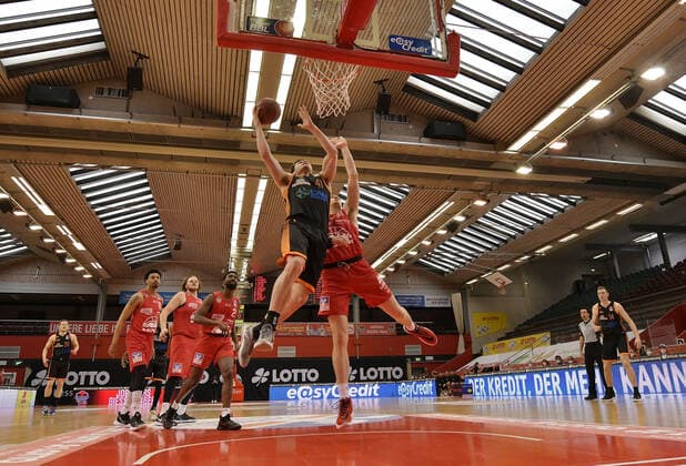 02.05.2021, xjhx, Basketball BBL Bundesliga, Giessen 46ers - SC Rasta Vechta emspor, v.l. Will Vorhees (Rasta Vechta), Scotie James jr. (Giessen 46ers) Giessen