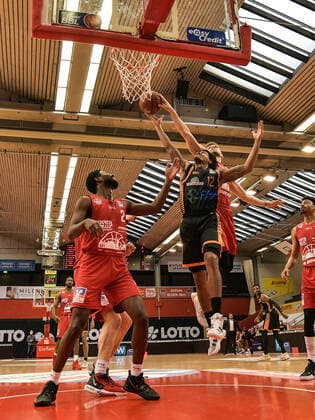 02.05.2021, xjhx, Basketball BBL Bundesliga, Giessen 46ers - SC Rasta Vechta emspor, v.l. Isaac Brandon Hamilton (Giessen 46ers), Edgar Sosa (Rasta Vechta), Ferdinand Zylka (Giessen 46ers) Giessen