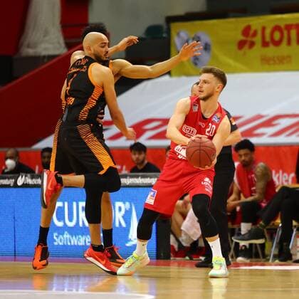 Stefan Peno (Vechta) gegen Ferdinand Zylka (Giessen) Jobstairs Giessen 46ers vs Rasta Vechta, Basketball, Bundesliga, 02.05.2021 Jobstairs Giessen 46ers vs Rasta Vechta, Basketball, Bundesliga, 02.05.2021 Giessen Copyright: xEibner-Pressefotox EP_RWS