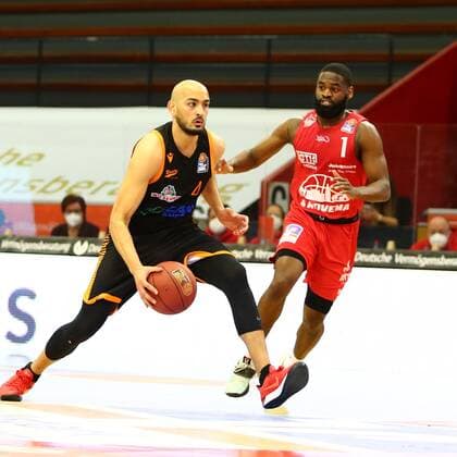 Stefan Peno (Vechta) gegen Jonathan Stark (Giessen) Jobstairs Giessen 46ers vs Rasta Vechta, Basketball, Bundesliga, 02.05.2021 Jobstairs Giessen 46ers vs Rasta Vechta, Basketball, Bundesliga, 02.05.2021 Giessen Copyright: xEibner-Pressefotox EP_RWS