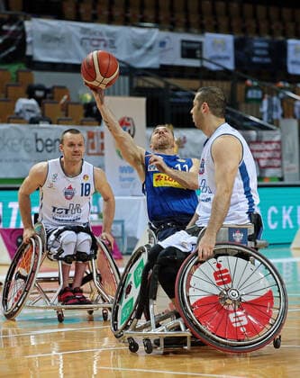 02.05.2021, xovx, Rollstuhlbasketball Champions Cup 2021, Finale, , RSB Thuringia Bulls - RSV Lahn-Dill v.l. Andre Bienek (RSB Thuringia Bulls), Steve Serio (RSV Lahn-Dill), Vahid Gholamazad (RSB Thuringia Bulls) Wetzlar Rittal-Arena Hessen Deutschland (DE)
