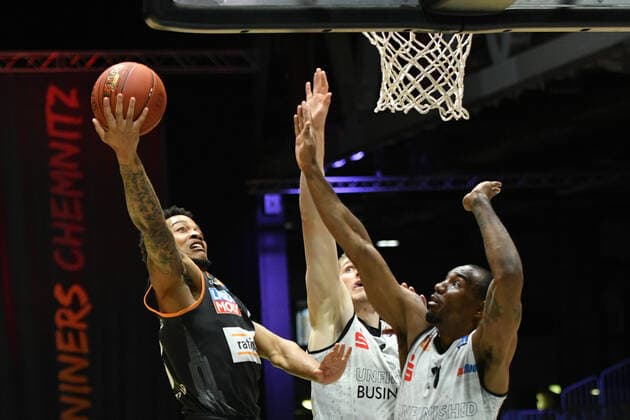 Troy Caupain (Ratiopharm Ulm) li., Jonas Richter (Niners Chemnitz) Mitte und Isiaha Mike (Niners Chemnitz) re., Niners Chemnitz vs. Ratiopharm Ulm, 02.05.2021, easycredit Basketball Bundesliga, GER, Saison 2020 21 Niners Chemnitz vs. Ratiopharm Ulm, 02.05.2021, easycredit Basketball Bundesliga, GER, Saison 2020 21 Chemnitz Copyright: xBertxHarzer xEibner-xPressefotox