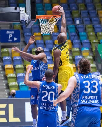 Fraport Skyliners - EWE Baskets Oldenburg, easyCredit BBL Rickey Paulding (Oldenburg, 23) schlägt den Ball in das Netz, Quantez Robertson (Fraport Skyliners, 23) kann nicht eingreifen. Basketball-Spiel der easyCredit BBL zwischen den Fraport Skyliners und EWE Baskets Oldenburg am 2. Mai 2021 in der Fraport-Arena in Frankfurt am Main., Frankfurt am Main Hessen Deutschland Fraport-Arena