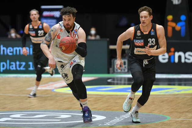 Zweikampf zwischen Dominique Johnson (Niners Chemnitz) li. und Patrick Heckmann (Ratiopharm Ulm) re., Niners Chemnitz vs. Ratiopharm Ulm, 02.05.2021, easycredit Basketball Bundesliga, GER, Saison 2020 21 Niners Chemnitz vs. Ratiopharm Ulm, 02.05.2021, easycredit Basketball Bundesliga, GER, Saison 2020 21 Chemnitz Copyright: xBertxHarzer xEibner-xPressefotox