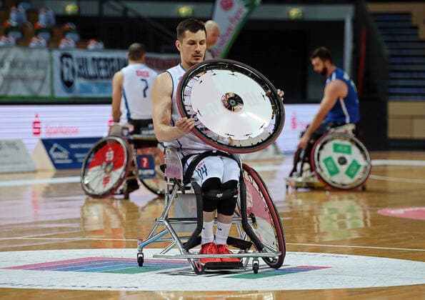 02.05.2021, xovx, Rollstuhlbasketball Champions Cup 2021, Finale, , RSB Thuringia Bulls - RSV Lahn-Dill Aliaksandr Halouski (RSB Thuringia Bulls) mit defektem Rad Wetzlar Rittal-Arena Hessen Deutschland (DE)