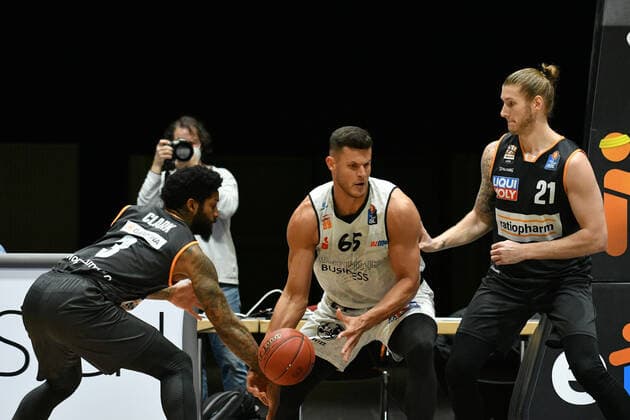 Cameron Clark (Ratiopharm Ulm) li., Filip Stanic (Niners Chemnitz) Mitte und Dylan Osetkowski (Ratiopharm Ulm) re. , Niners Chemnitz vs. Ratiopharm Ulm, 02.05.2021, easycredit Basketball Bundesliga, GER, Saison 2020 21 Niners Chemnitz vs. Ratiopharm Ulm, 02.05.2021, easycredit Basketball Bundesliga, GER, Saison 2020 21 Chemnitz Copyright: xBertxHarzer xEibner-xPressefotox