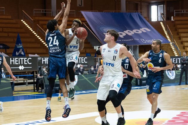 Jeremy Jones (Hakro Merlins Crailsheim, 24) T.J. Shorts (Hamburg Towers, 0) Maik Kotsar (Hamburg Towers, 11) Elias Lasisi (Hakro Merlins Crailsheim, 6) HAKRO Merlins Crailsheim vs. Hamburg Towers, Basketball, Bundesliga, easy credit BBL, Spieltag 32, Spielzeit 2020 2021, 02.05.2021, ¨¨ HAKRO Merlins Crailsheim vs. Hamburg Towers, Basketball, Bundesliga, easy credit BBL, Spieltag 32, Spielzeit 2020 2021, 02.05.2021 Ilshofen Copyright: xNinaxSander xEibnerxPressefotoxIx EP_NSR