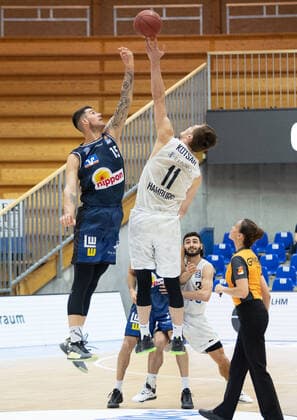Bogdan Radosvljevic (Hakro Merlins Crailsheim, 15) Maik Kotsar (Hamburg Towers, 11) HAKRO Merlins Crailsheim vs. Hamburg Towers, Basketball, Bundesliga, easy credit BBL, Spieltag 32, Spielzeit 2020 2021, 02.05.2021, ¨¨ HAKRO Merlins Crailsheim vs. Hamburg Towers, Basketball, Bundesliga, easy credit BBL, Spieltag 32, Spielzeit 2020 2021, 02.05.2021 Ilshofen Copyright: xNinaxSander xEibnerxPressefotoxIx EP_NSR