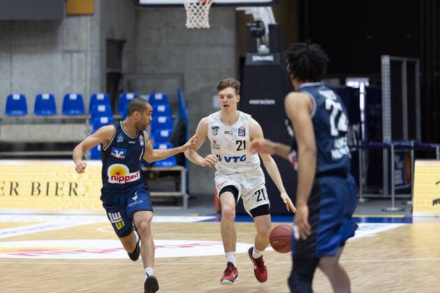 Tim Coleman (Hakro Merlins Crailsheim, 11) Justus Hollatz (Hamburg Towers, 21) HAKRO Merlins Crailsheim vs. Hamburg Towers, Basketball, Bundesliga, easy credit BBL, Spieltag 32, Spielzeit 2020 2021, 02.05.2021, ¨¨ HAKRO Merlins Crailsheim vs. Hamburg Towers, Basketball, Bundesliga, easy credit BBL, Spieltag 32, Spielzeit 2020 2021, 02.05.2021 Ilshofen Copyright: xNinaxSander xEibnerxPressefotoxIx EP_NSR