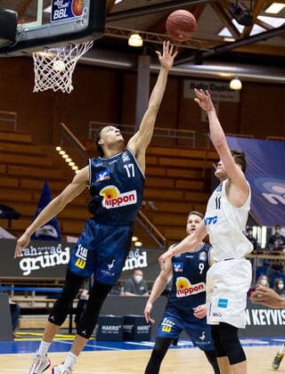 Jamuni McNeace (Hakro Merlins Crailsheim, 17) Maik Kotsar (Hamburg Towers, 11) HAKRO Merlins Crailsheim vs. Hamburg Towers, Basketball, Bundesliga, easy credit BBL, Spieltag 32, Spielzeit 2020 2021, 02.05.2021, ¨¨ HAKRO Merlins Crailsheim vs. Hamburg Towers, Basketball, Bundesliga, easy credit BBL, Spieltag 32, Spielzeit 2020 2021, 02.05.2021 Ilshofen Copyright: xNinaxSander xEibnerxPressefotoxIx EP_NSR