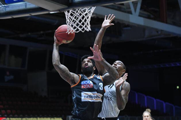 Cameron Clark (Ratiopharm Ulm) li. und Isiaha Mike (Niners Chemnitz) re., Niners Chemnitz vs. Ratiopharm Ulm, 02.05.2021, easycredit Basketball Bundesliga, GER, Saison 2020 21 Niners Chemnitz vs. Ratiopharm Ulm, 02.05.2021, easycredit Basketball Bundesliga, GER, Saison 2020 21 Chemnitz Copyright: xBertxHarzer xEibner-xPressefotox