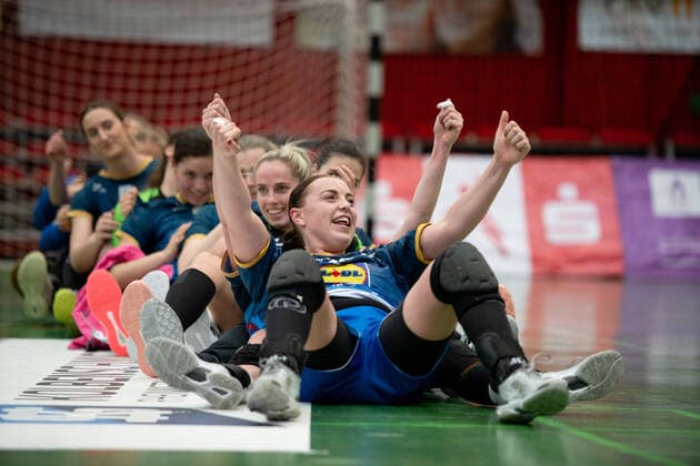 Bilder des Jahres 2021, Sport 05 Mai Sport Themen der Woche KW17 Sport Bilder des Tages Jill Kooij (Neckarsulmer Union) und Team jubeln ueber den Sieg im Siegeszug, GER, Neckarsulmer Sport Union vs. HSG Bad Wildungen Vipers, 02.05.2021, Handball Frauen Bundesliga, Spielzeit 2020 2021. GER, Neckarsulmer Sport Union vs. HSG Bad Wildungen Vipers, 02.05.2021, Handball Frauen Bundesliga, Spielzeit 2020 2021 Neckarsulm *** Jill Kooij Neckarsulmer Sport Union and team jubilate over victory in winning match, GER, Neckarsulmer Sport Union vs HSG Bad Wildungen Vipers, 02 05 2021, Handball Frauen Bundesliga, Spielzeit 2020 2021 GER, Neckarsulmer Sport Union vs HSG Bad Wildungen Vipers, 02 05 2021, Handball Frauen Bundesliga, Spielzeit 2020 2021 Neckarsulm Copyright: xEibnerxPressefoto MichaelxMemmlerx EP_MMR