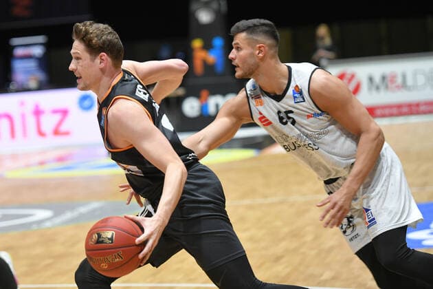 Patrick Heckmann (Ratiopharm Ulm) li. und Filip Stanic (Niners Chemnitz) re,., Niners Chemnitz vs. Ratiopharm Ulm, 02.05.2021, easycredit Basketball Bundesliga, GER, Saison 2020 21 Niners Chemnitz vs. Ratiopharm Ulm, 02.05.2021, easycredit Basketball Bundesliga, GER, Saison 2020 21 Chemnitz Copyright: xBertxHarzer xEibner-xPressefotox