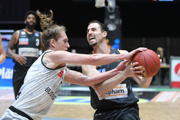 Malte Ziegenhagen (Niners Chemnitz) li. und John Petrucelli (Ratiopharm Ulm) re., Niners Chemnitz vs. Ratiopharm Ulm, 02.05.2021, easycredit Basketball Bundesliga, GER, Saison 2020 21 Niners Chemnitz vs. Ratiopharm Ulm, 02.05.2021, easycredit Basketball Bundesliga, GER, Saison 2020 21 Chemnitz Copyright: xBertxHarzer xEibner-xPressefotox