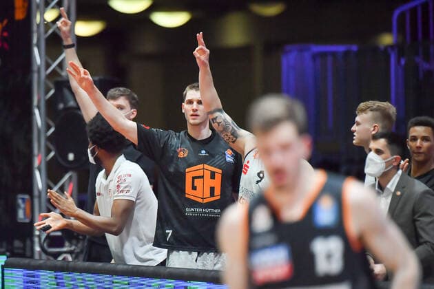 Chemnitz, Deutschland 02. Mai 2021: BBL - 2020 2021 - Niners Chemnitz vs. Ratiopharm Ulm Jubel auf der Ersatzbank der Niners Chemnitz Messe Chemnitz Sachsen Copyright: xFotostandx xDostmannx