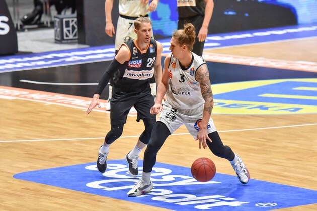 Chemnitz, Deutschland 02. Mai 2021: BBL - 2020 2021 - Niners Chemnitz vs. Ratiopharm Ulm v. li. im Zweikampf Thomas Klepeisz (Ulm) und Malte Ziegenhagen (Chemnitz) Messe Chemnitz Sachsen Copyright: xFotostandx xDostmannx
