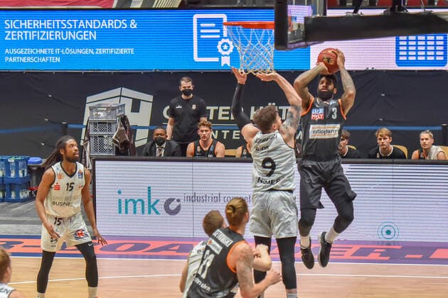 Chemnitz, Deutschland 02. Mai 2021: BBL - 2020 2021 - Niners Chemnitz vs. Ratiopharm Ulm v. li. im Zweikampf Dominique Johnson (Chemnitz) und Cameron Clark (Ulm) beim Korbwurf Messe Chemnitz Sachsen Copyright: xFotostandx xDostmannx