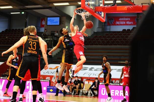 Dunk von Alen Pjanic (Giessen) im Zweikampf mit Sha Markus Kennedy (Vechta) Jobstairs Giessen 46ers vs Rasta Vechta, Basketball, Bundesliga, 02.05.2021 Jobstairs Giessen 46ers vs Rasta Vechta, Basketball, Bundesliga, 02.05.2021 Giessen Copyright: xEibner-Pressefotox EP_RWS