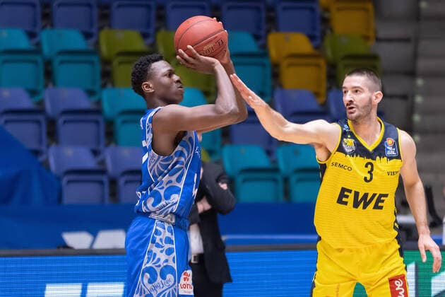 Fraport Skyliners - EWE Baskets Oldenburg, easyCredit BBL Distanzwurf von Joshua Bonga (Fraport Skyliners, 17) gegen Braydon Hobbs (Oldenburg, 3). Basketball-Spiel der easyCredit BBL zwischen den Fraport Skyliners und EWE Baskets Oldenburg am 2. Mai 2021 in der Fraport-Arena in Frankfurt am Main., Frankfurt am Main Hessen Deutschland Fraport-Arena