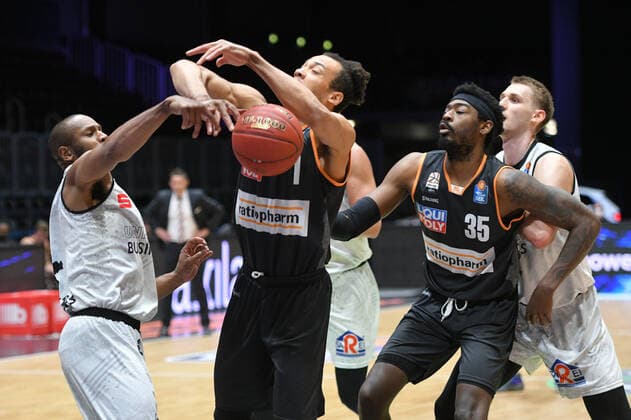 Demitrius Conger (Ratiopharm Ulm) Mitte, Aric Holman (Ratiopharm Ulm) re. und Virgil Matthews (Niners Chemnitz) li., Niners Chemnitz vs. Ratiopharm Ulm, 02.05.2021, easycredit Basketball Bundesliga, GER, Saison 2020 21 Niners Chemnitz vs. Ratiopharm Ulm, 02.05.2021, easycredit Basketball Bundesliga, GER, Saison 2020 21 Chemnitz Copyright: xBertxHarzer xEibner-xPressefotox