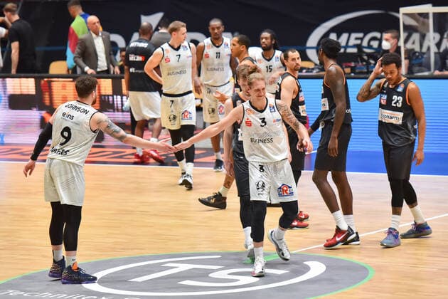 Chemnitz, Deutschland 02. Mai 2021: BBL - 2020 2021 - Niners Chemnitz vs. Ratiopharm Ulm Abklatschen v.li. Dominique Johnson (Chemnitz) und Malte Ziegenhagen (Chemnitz) Messe Chemnitz Sachsen Copyright: xFotostandx xDostmannx