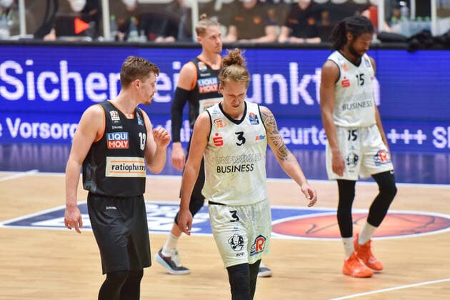 Chemnitz, Deutschland 02. Mai 2021: BBL - 2020 2021 - Niners Chemnitz vs. Ratiopharm Ulm Andreas Obst (Ulm) im Gespräch Gespraech mit Malte Ziegenhagen (Chemnitz) Messe Chemnitz Sachsen Copyright: xFotostandx xDostmannx