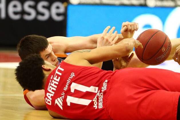 Sport Bilder des Tages Will Vorhees (Vechta) im Bodenzweikampf mit Diante Garrett (Giessen) Jobstairs Giessen 46ers vs Rasta Vechta, Basketball, Bundesliga, 02.05.2021 Jobstairs Giessen 46ers vs Rasta Vechta, Basketball, Bundesliga, 02.05.2021 Giessen Copyright: xEibner-Pressefotox EP_RWS